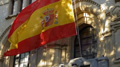 إسبانيا تتجه لتسوية أوضاع نحو نصف مليون مهاجر غير نظامي