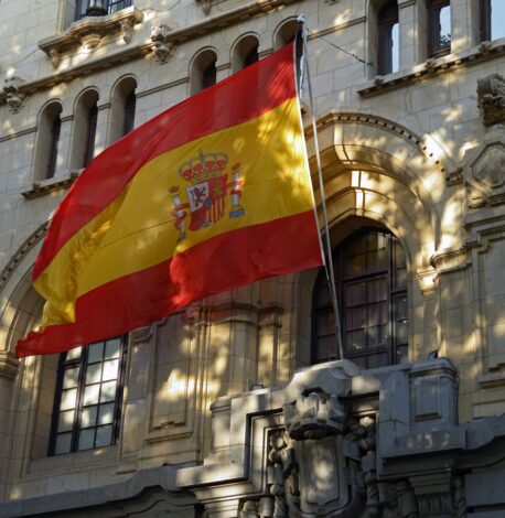 إسبانيا تتجه لتسوية أوضاع نحو نصف مليون مهاجر غير نظامي